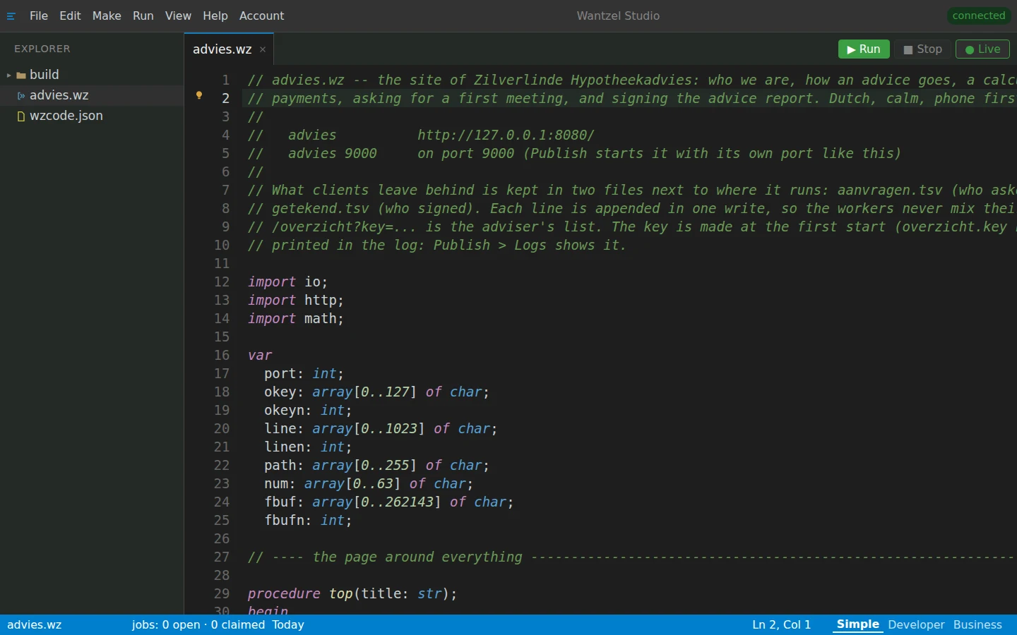 Wantzel Studio in dark mode: on the left the explorer with advies.wz and the build folder, on the right advies.wz open in the editor, with the Run and Stop buttons at the top and the green label Live.